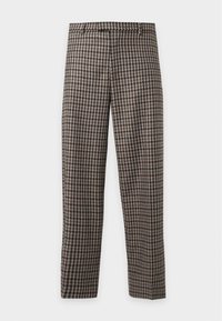 Pantalon droit à motif pied-de-poule marron et noir, avec ceinture et poches latérales sur fond blanc.