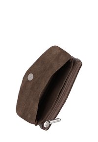 Brązowy zamszowy portfel o miękkiej fakturze, z metalowym zapięciem na zatrzask i zamykaną na zamek komorą, częściowo otwarty, aby pokazać wnętrze.