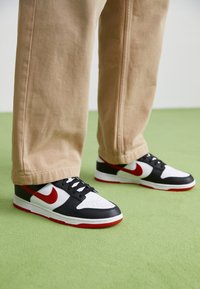 DUNK LOW RETRO - Trainers - white/dragon red/black