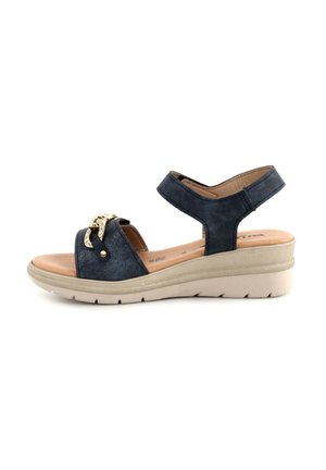 Sandalo con zeppa in suede blu con cinturino alla caviglia regolabile, caratterizzato da un accento metallico sulla parte superiore e suola testurizzata per una migliore aderenza.