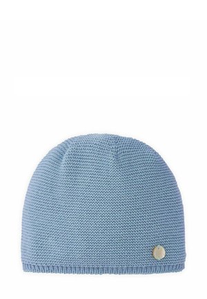 Bonnet tricoté bleu clair avec une texture douce, une forme légèrement tombante et un petit logo en argent sur le côté.
