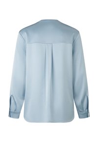 Chemise à manches longues bleu clair avec une texture lisse, détail de pli au dos et poignets de manches boutonnés. Encolure ronde et coupe décontractée.
