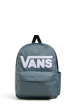 Harmaa reppu, jossa on pyöristetty muoto, suuri valkoinen "VANS" -logo, etutasku ja mustat hihnat. Valmistettu kestävästä kankaasta.