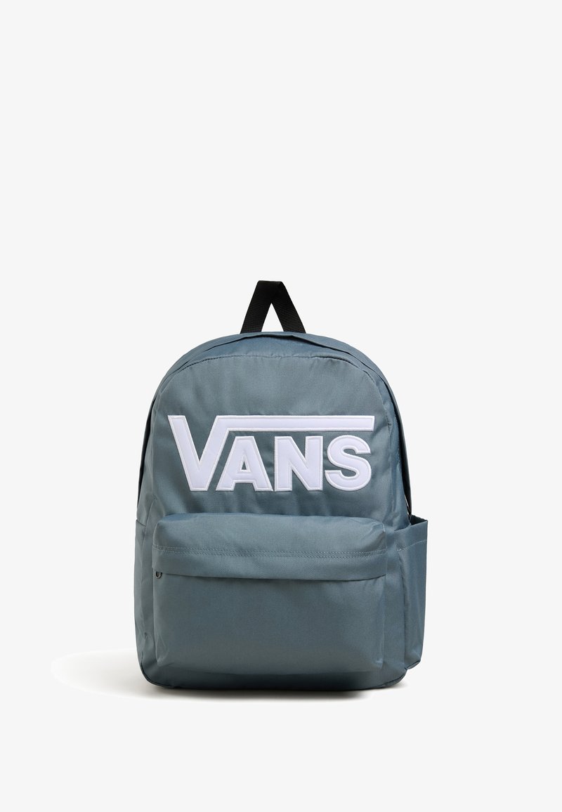 Grå rygsæk med en rund form, der har et stort hvidt "VANS" logo, en frontlomme og sorte stropper. Fremstillet af holdbart stof.
