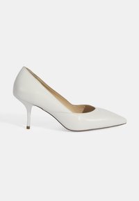 Weißes Leder-Pumpschuh mit hohen Absätzen, spitz zulaufender Zehenpartie, schlankem Stiletto-Absatz und glatter Oberfläche. Verfügt über ein tief ausgeschnittenes Vamp-Design.