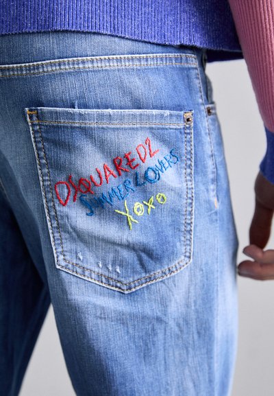 Jeans aus Denim mit einer Gesäßtasche und mehrfarbig besticktem Text: "DSQUARED2 SUMMER LOVERS Xoxo." Hellblau mit leichten Verwaschungen.