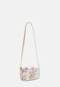 Torebka z kwiatowym wzorem, wykonana z miękkiej białej skóry, z złotym łańcuchem. Posiada magnetyczne zapięcie oraz gładką teksturę. Kompaktowy prostokątny kształt.