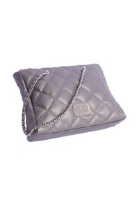 Bolso sintético acolchado gris con una correa de cadena plateada y placa con logo. Forma rectangular con textura suave y diseño elegante y moderno.