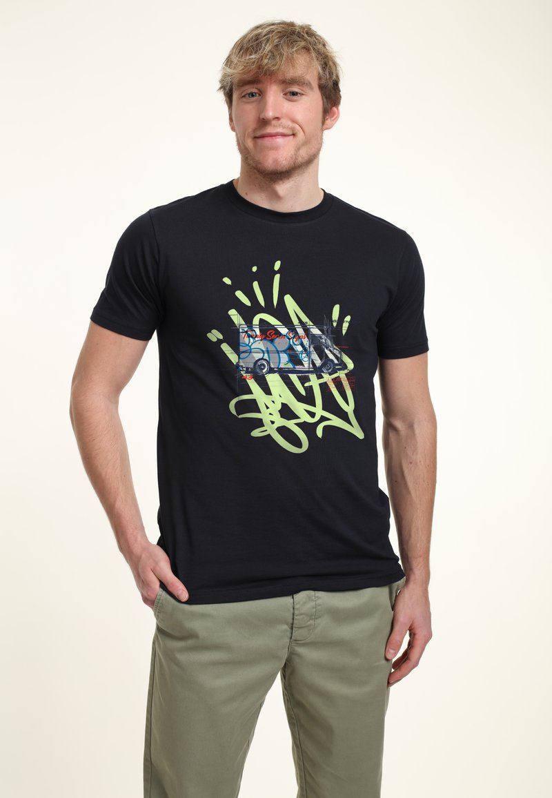 Camiseta de algodón negra con un diseño gráfico colorido que incluye un vehículo y elementos de graffiti en verde y azul. Con mangas cortas y cuello redondo.
