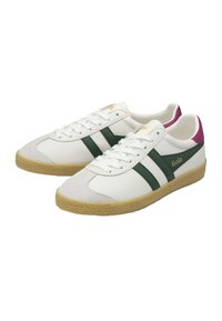 Sneakers bianchi con strisce verdi, punta in suede grigio e suola in gomma. Logo dorato "Gola" sul lato; accento rosa sul tallone. Design atletico classico.