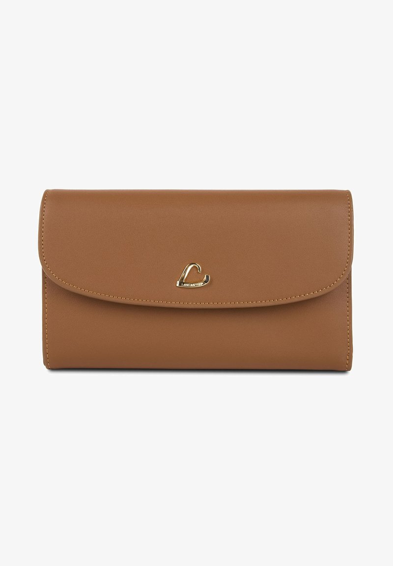 Portefeuille en faux cuir marron avec une texture lisse, fermeture à rabat avec boucle, et un accent en logo doré à l'avant.