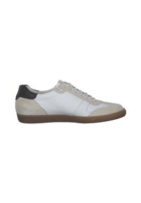 Sneakers con una toma in pelle bianca, dettagli in suede grigio e un tallone nero, dotati di suola in gomma e sei fori per i lacci.