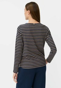 Marineblå og beige stribet langærmet top med rund halsudskæring og detalje på bagsiden. Stoffet ser blødt ud med en let struktur.