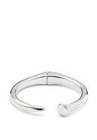 Bracelet manchette en argent au design incurvé et minimaliste, doté d'une extrémité arrondie et d'une surface lisse et réfléchissante.