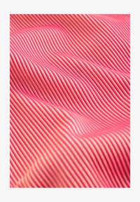 Atlasīts, orange pink