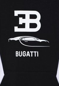 Felpa nera con cappuccio con logo bianco "EB", silhouette stilizzata di un'auto e la parola "BUGATTI" in testo bianco. Texture liscia, design casual.