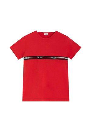 Rød t-shirt med korte ærmer og en sort-hvid vandret stribe tværs over brystet med gentaget tekst GCDS.