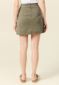 Olijfgroen mini-jurk met een licht uitlopende vorm, gemaakt van een katoenmix, met een achternaad en een gestikte zoom.