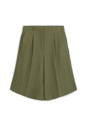 Olivegrüne Leinen-Shorts mit gefalteter Vorderseite, seitlichen Taschen und einer lässigen Silhouette, die eine glatte Textur und ein tailliertes Design bieten.