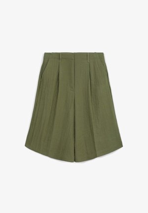 Olivegrüne Leinen-Shorts mit gefalteter Vorderseite, seitlichen Taschen und einer lässigen Silhouette, die eine glatte Textur und ein tailliertes Design bieten.