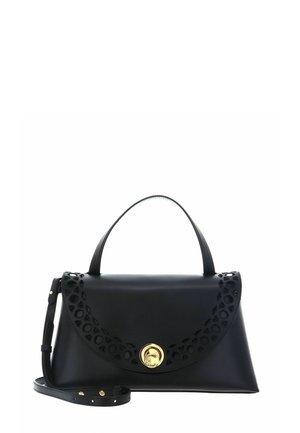 Schwarze Lederhandtasche mit einem oberen Griff, dekorativem Ausschnittmuster auf der Klappe, goldfarbenem runden Verschluss und einem verstellbaren Schulterriemen.
