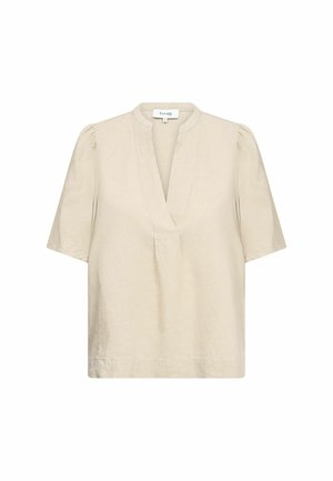 Bézs színű, rövid ujjú blúz V-nyakkivágással, finom redővel a gallér alatt és enyhén puffadt vállakkal.