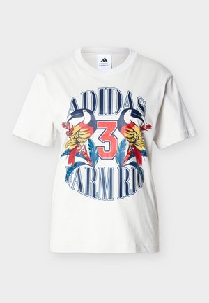 Valge lühikeste varrukatega T-särk, millel on kirjas "ADIDAS", suur punane number 3, "FARM RIO" ning kaks värvikat tukaani, kes istuvad troopiliste lehtede peal.