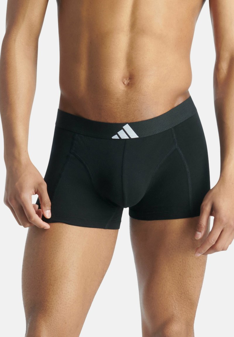 Boxer da uomo neri realizzati in tessuto morbido, dotati di una tasca strutturata, cuciture piatte e una cintura testurizzata con un accento di logo bianco.