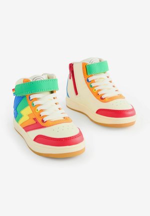 Värvilised kõrged tennisekotid, mis on valmistatud rohelise, sinise, punase, oranži ja kollase materjali segust. Omavad Velcro rihma, paelu ja külgzipperit.