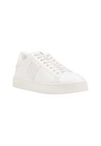 Zapatilla deportiva blanca de corte bajo con cordones en la parte frontal, logo en relieve en el lateral y suela texturizada, mostrada en un ligero ángulo sobre un fondo blanco.