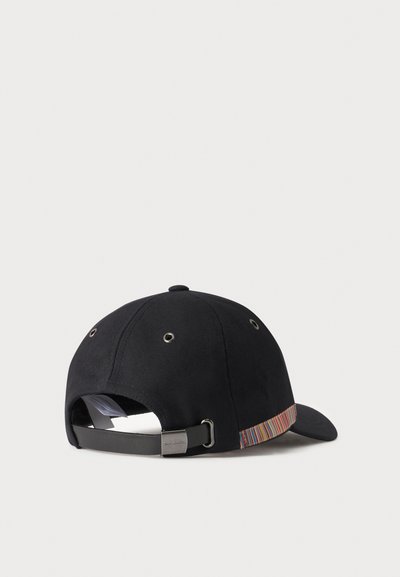 Casquette de baseball noire avec sangle ajustable et boucle métallique, détail rayé coloré sur le bord de la visière, vue de dos.