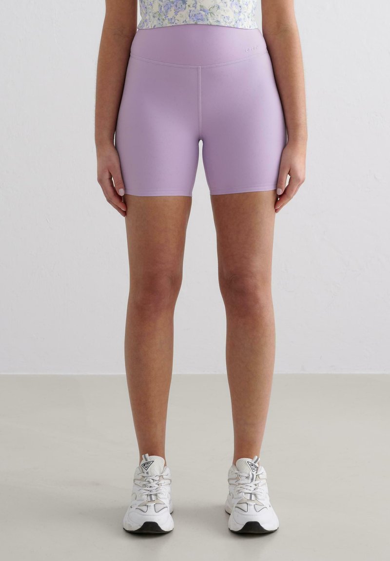 Lichtpaarse sportshorts met een hoge tailleband, gemaakt van gladde stof, hebben een aansluitende pasvorm en geen zichtbare patronen of accenten.