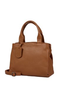 Tanfarvet læderhåndtaske med tekstureret overflade, dobbelthåndtag, aftagelig skulderrem og mærkeseddel. Rektangulær form med bløde kanter.