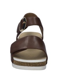 Hnědé kožené sandály s širokým popruhem, kulatou zlatou sponou, korkovou stélkou a bílou gumovou podrážkou. Navrženy pro pohodlí a stabilitu.
