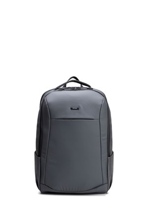 Zaino rettangolare grigio scuro con tasca frontale con cerniera, tasche laterali, manico superiore e etichetta del marchio centrata vicino alla parte superiore.