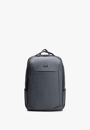 Dunkelgrauer rechteckiger Rucksack mit Frontreißverschlusstasche, Seitentaschen, Tragegriff oben und Markenetikett in der Mitte nahe am oberen Rand.