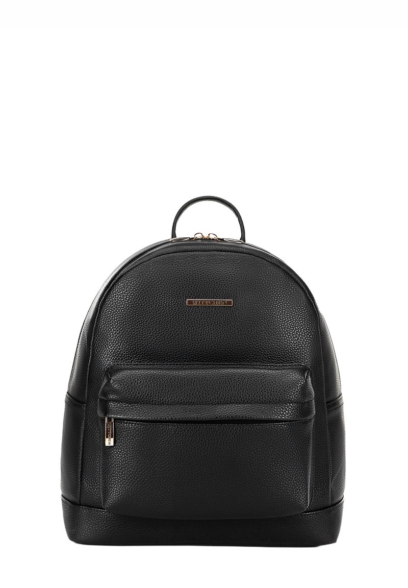 Zaino in pelle nera con finitura texture, forma arrotondata, tasca frontale con zip e manico superiore. Logo del marchio in tonalità oro sul davanti.