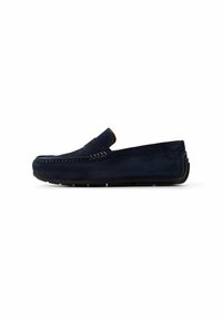 Mocassino slip-on in suede blu navy con accenti cuciti, suola piatta in gomma e punta arrotondata. Design minimale senza adornamenti aggiuntivi.