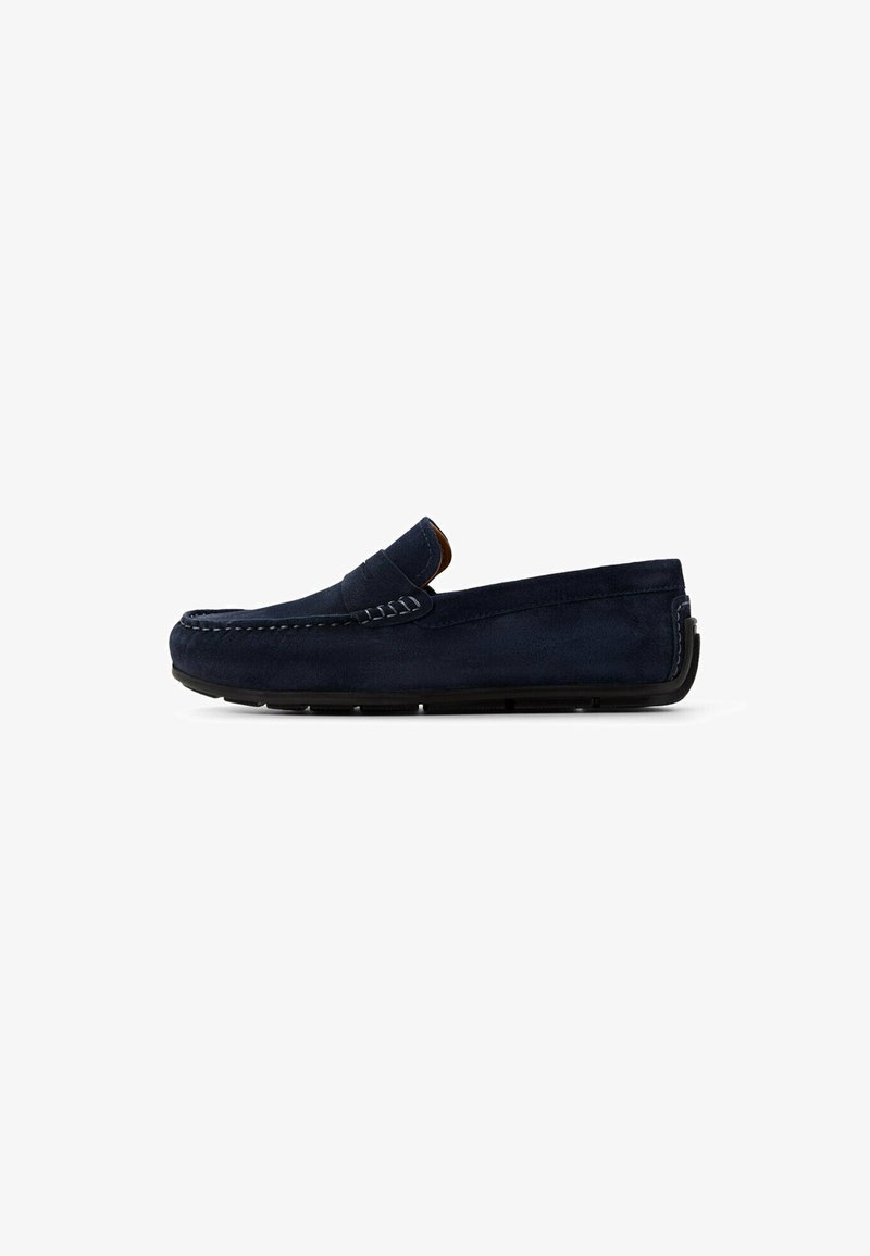 Mocassino slip-on in suede blu navy con accenti cuciti, suola piatta in gomma e punta arrotondata. Design minimale senza adornamenti aggiuntivi.