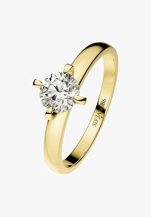 Guldforlovningsring med en rundslipad diamant som hålls av fyra klor; slät band med en polerad yta. Inskriptioner synliga inuti bandet.