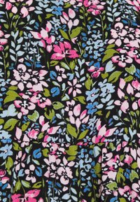 Tissu noir orné d'un motif floral avec des fleurs roses, bleues et vertes, présentant une texture légèrement en relief.