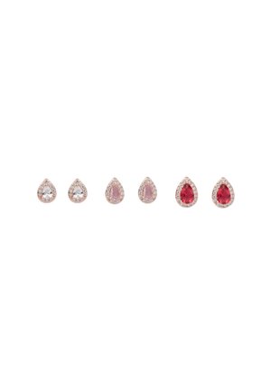 Set di cinque orecchini a goccia in vari colori: pietre trasparenti, rosa e rosse, circondate da un tono oro rosa e accenti simili a diamanti.