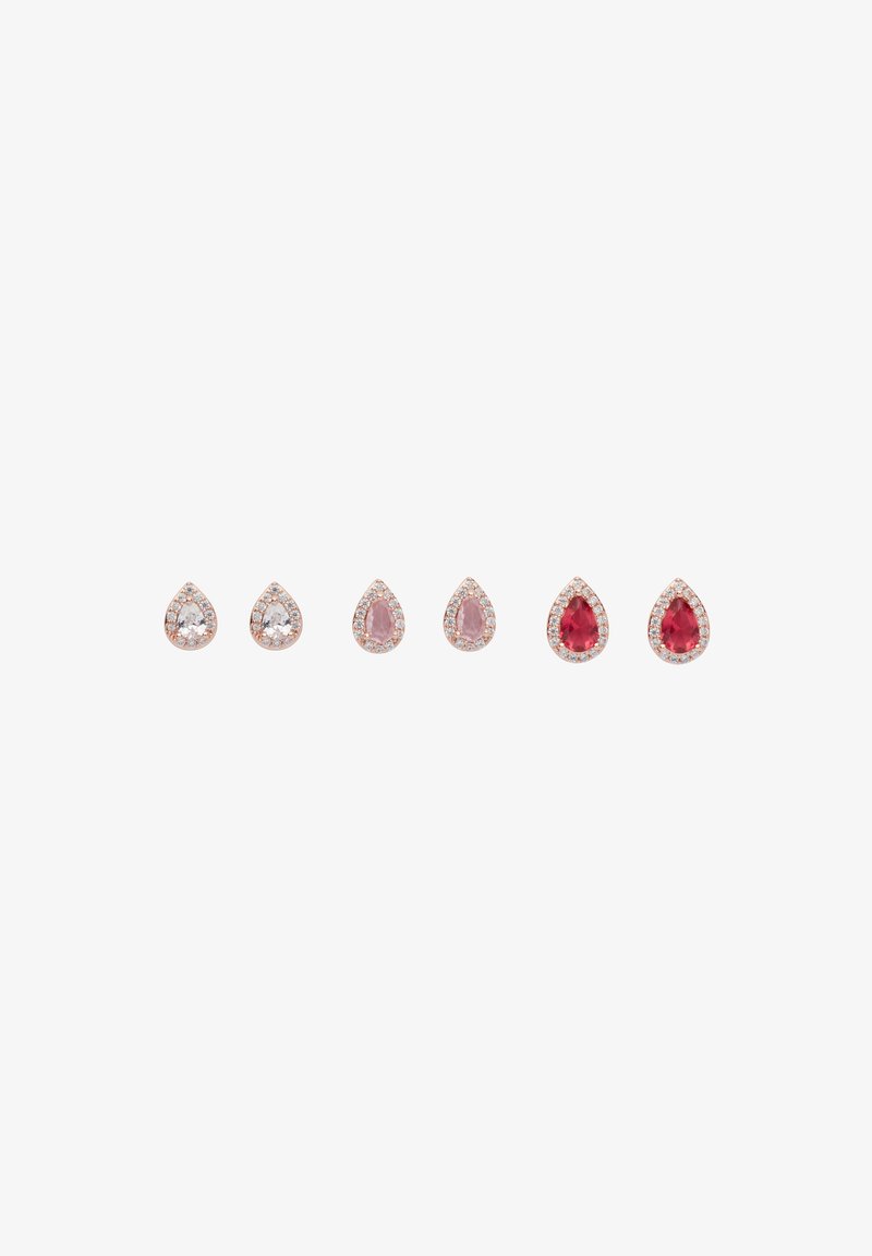 Ensemble de cinq boucles d'oreilles en forme de goutte dans différentes couleurs : pierres transparentes, roses et rouges, entourées d'accents de ton or rose et d'effets ressemblant à des diamants.
