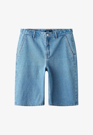 Modre denim kratke hlače s petimi žepi, zapiranjem na gumb in rahlo obrabljenim videzom, ki vključuje vidne šivane detajle.