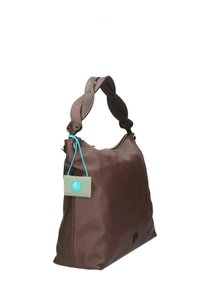 Borsa a spalla marrone realizzata in materiale sintetico liscio; presenta una tracolla texturizzata e un etichetta turchese attaccata alla cerniera.