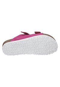 Růžové semišové sandály s dvěma nastavitelnými pásky a strukturovanou bílou gumovou podrážkou se směrovými vzory.