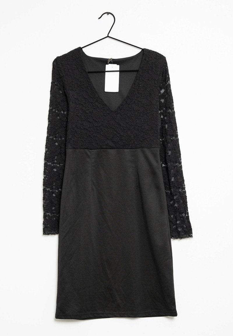 Robe noire longueur genou avec manches longues en dentelle et corsage, encolure en V, suspendue sur un cintre noir avec une étiquette blanche.