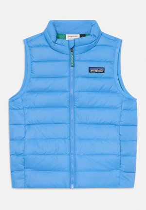 Blå puffer vest lavet af letvægtsmateriale med vandret stikninger, en opretstående krave og en frontlynlås; logo lap på brystet.