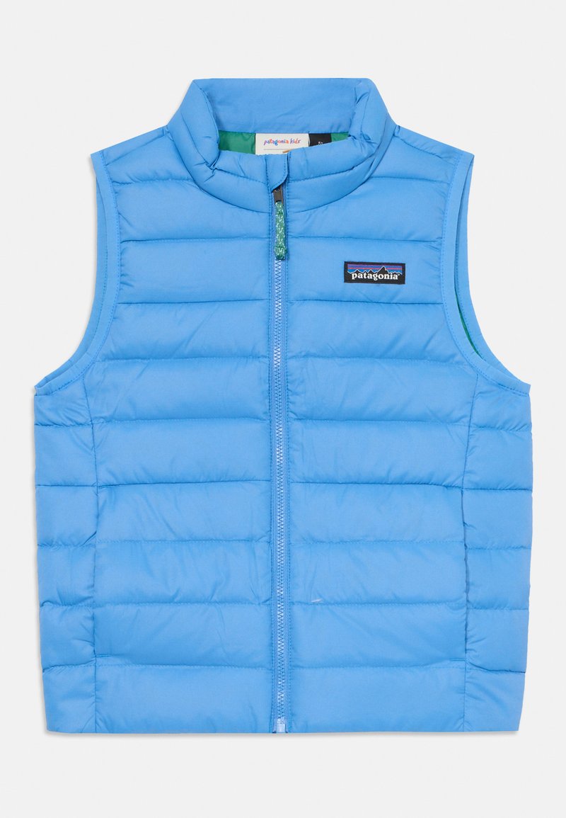 Blauer Steppweste aus leichtem Material mit horizontalen Nähten, stehendem Kragen und einem frontalen Reißverschluss; Logopatch auf der Brust.