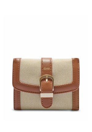 Kompaktowy beżowy portfel z brązową skórzaną lamówką i zapięciem na sprzączkę, z małym wytłoczonym nazwiskiem marki na przednim pasku.